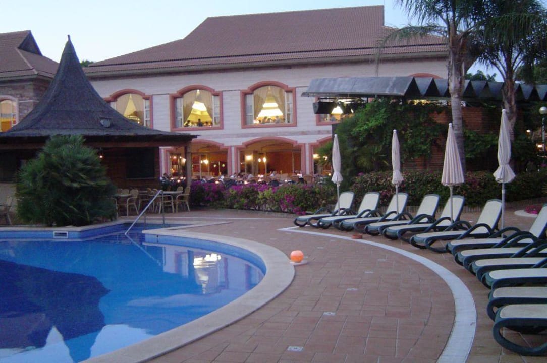 Pool mit Speisesaal im Hintergrund VIVA Cala Mesquida Suites & Spa 16+