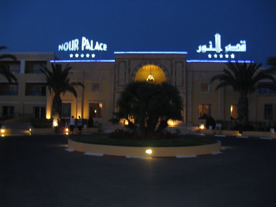 Wejście główne nocą Nour Palace Resort & Thalasso