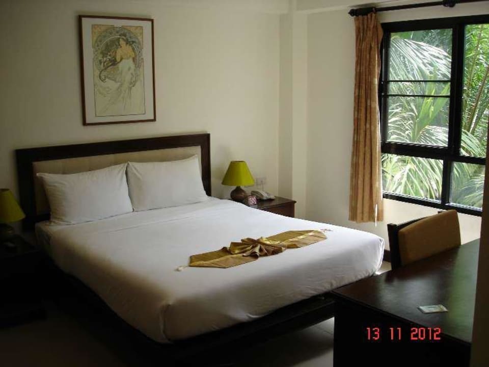 Bett und Fensteransicht Hotel Golden Place Khaloak