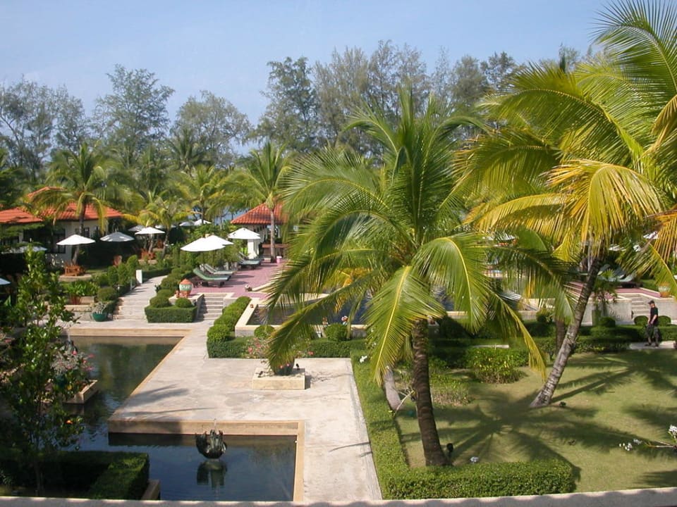 Blick über die Gartenanlage The Briza Beach Resort Khaolak