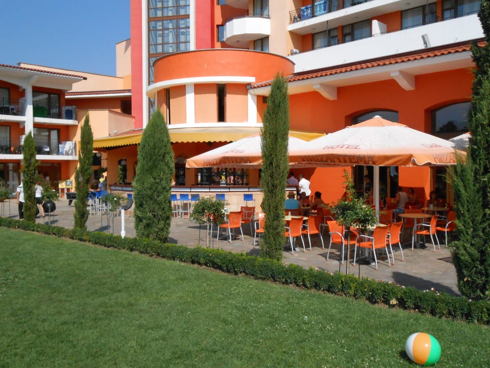 Sitzmöglichkeiten in der Nähe des Pools/Außenbar Hotel Hrizantema