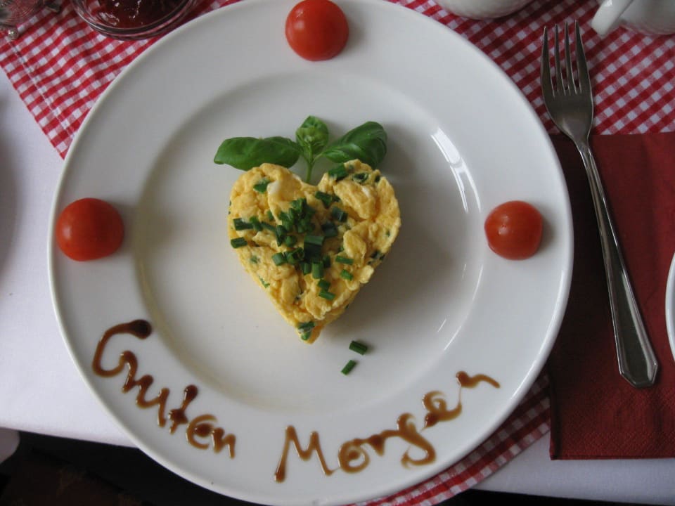 Rührei liebevoll angerichtet Burghaus & Villa Kronenburg