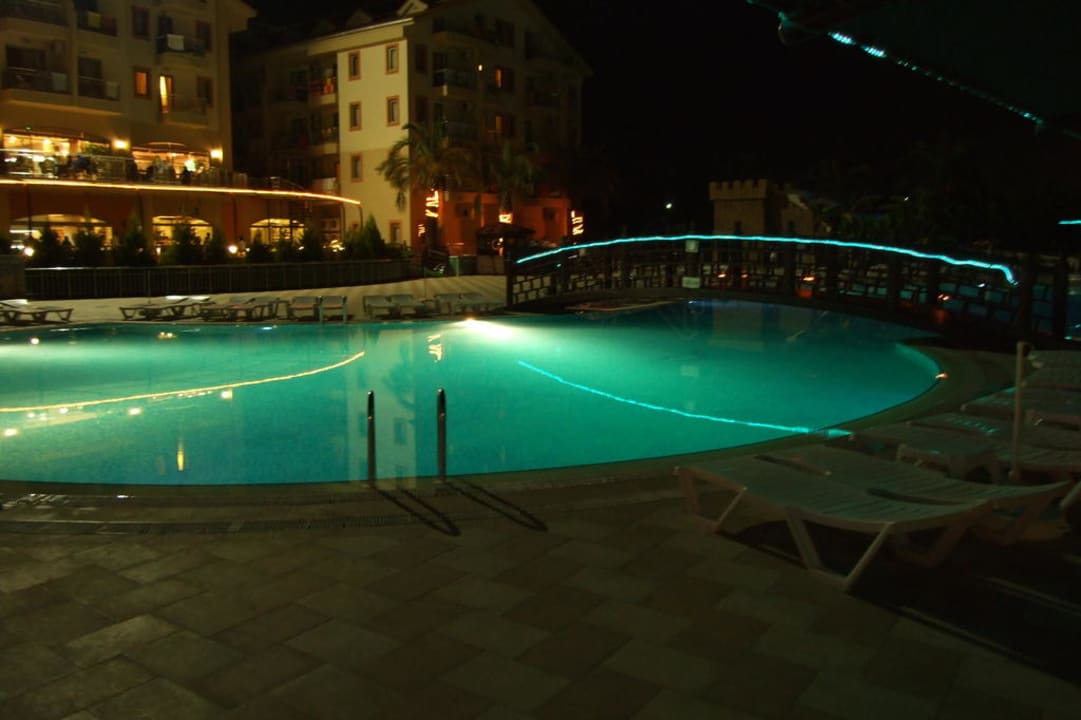 Pool am Abend FUN&SUN Smart Hane Sun Hotel