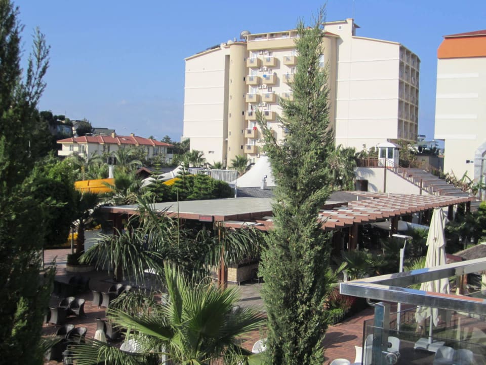 Gartenanlage mit Pool und Bar My Home Resort
