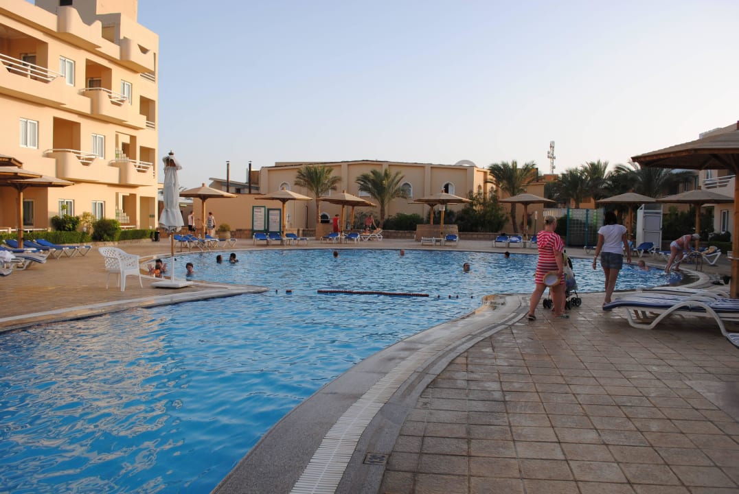 Poolanlage hinter Theater Golden Beach Resort