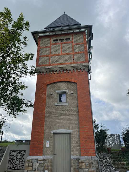 Außenansicht Logement insolite La tour de Larbuisson