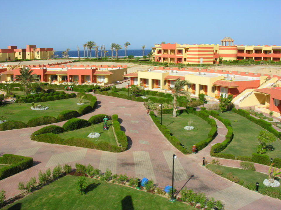 Widok z recepcji na  plażę Malikia Resort Abu Dabbab