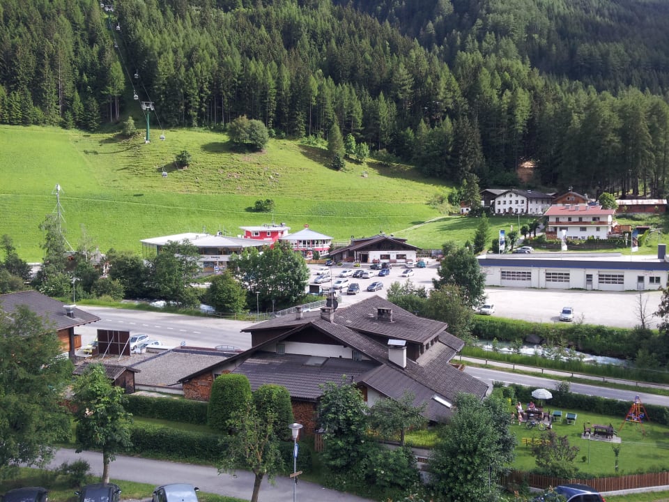 Blick vom Zimmer auf die Seilbahn LUNARIS Wellnessresort