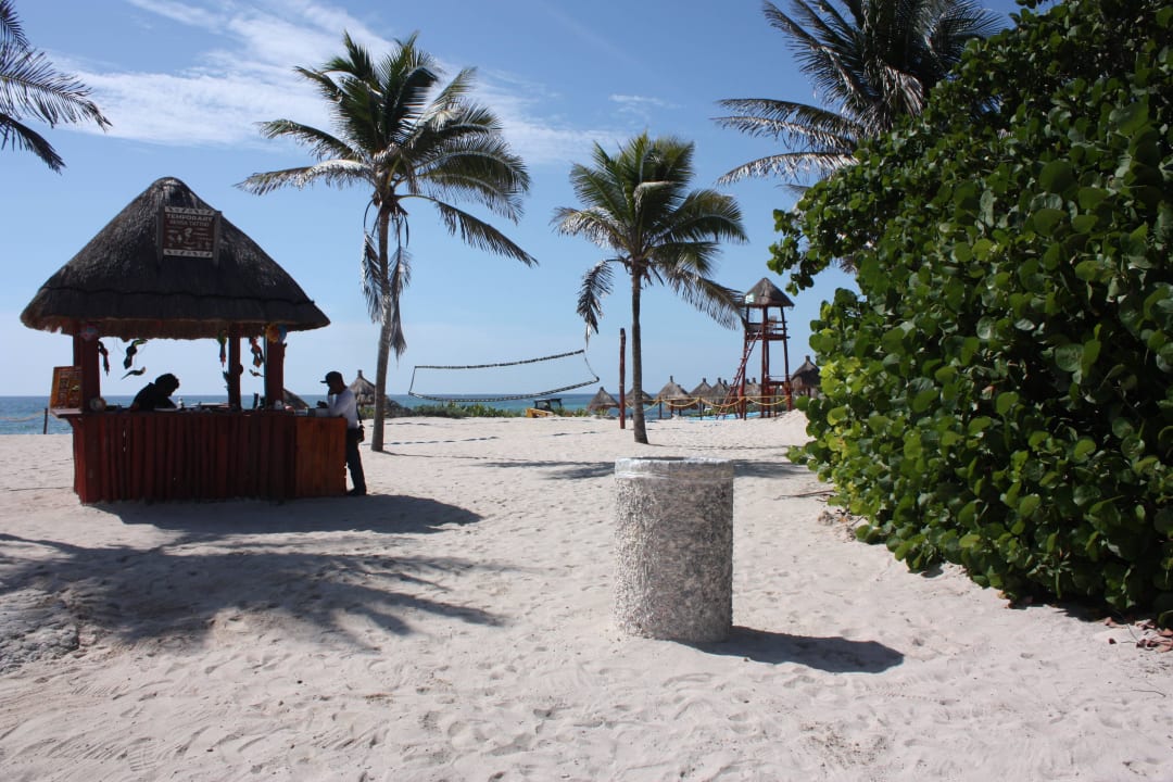 Blick vom Hauptpool zum Strand Bahia Principe Grand Tulum