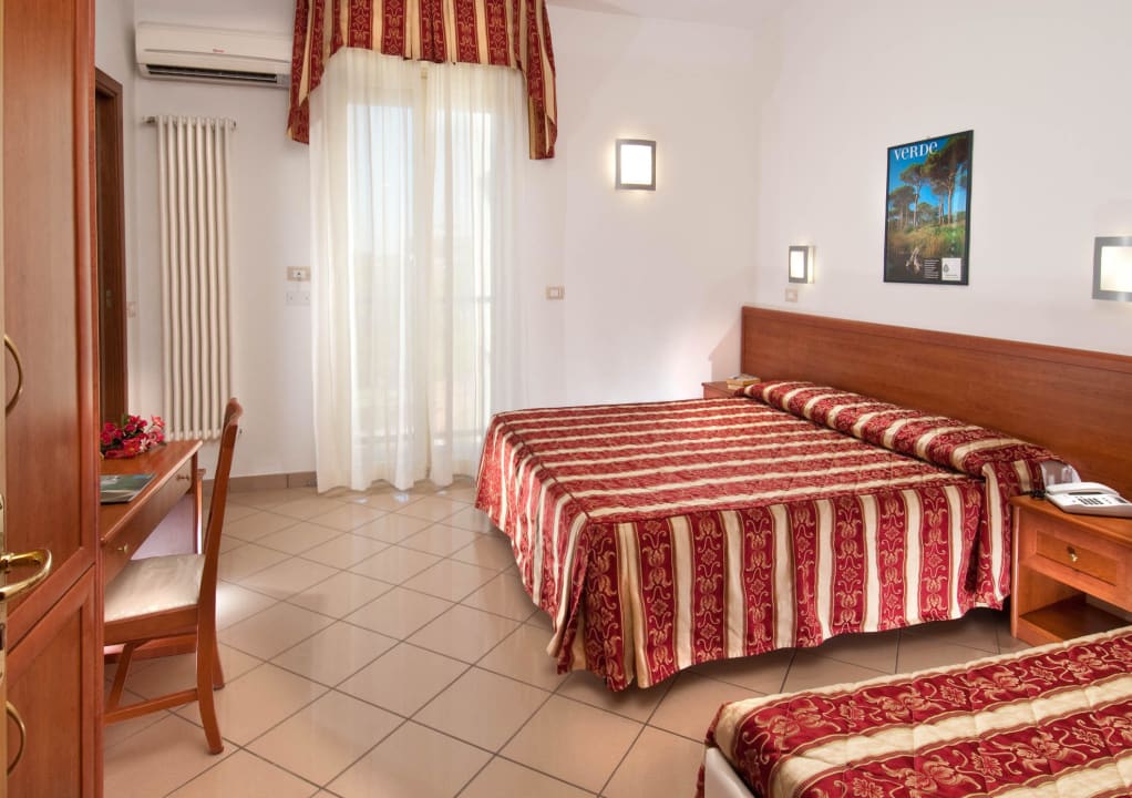 Hotel Bristol fronte mare a Cervia camera multipla Hotel Bristol