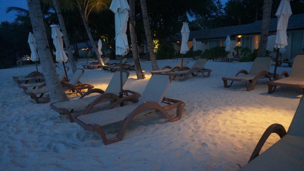 Strand am Abend Centara Ras Fushi Resort & Spa Maldives