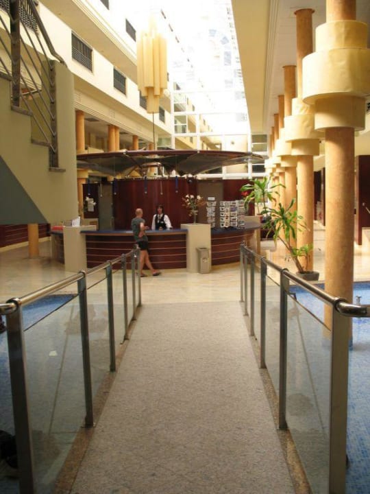 Blick vom Eingang zur Rezeption SBH Crystal Beach Hotel & Suites