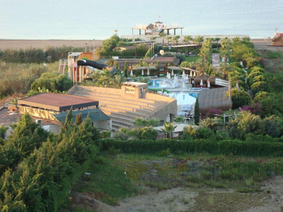 Blick auf die Außenanlage Saturn Palace Resort Hotel
