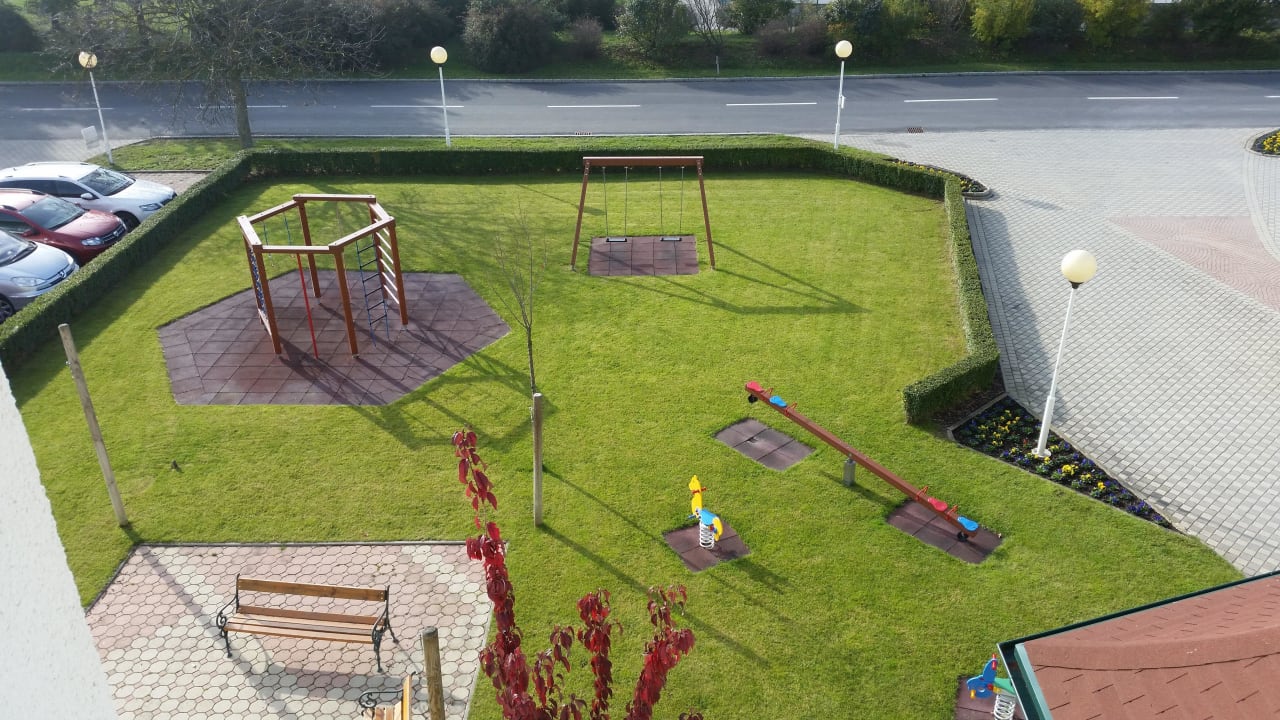 Ausblick von Zimmer 612 (Kinderspielplatz) Thermenhotel Kurz