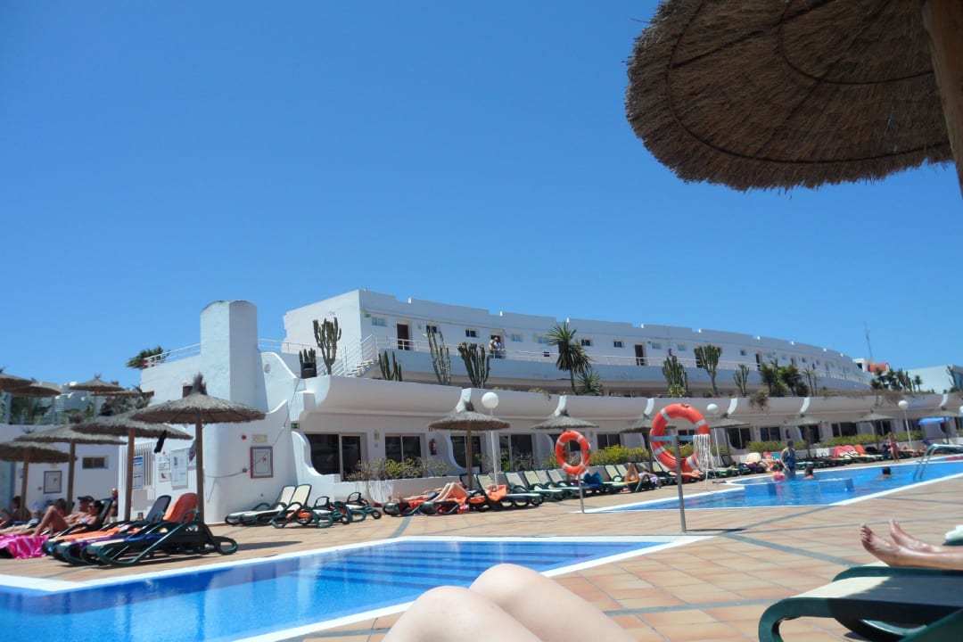 Von einer Sonnenliege, Blick auf 2 von 3 Pools allsun App.-Hotel Barlovento