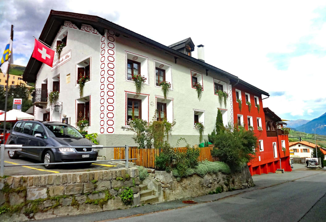 Seitliche Ansicht mit Restaurant-Anbau Hotel Crusch Alba