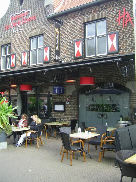 Hotel mit Café-Betrieb davor Hotel Arcen