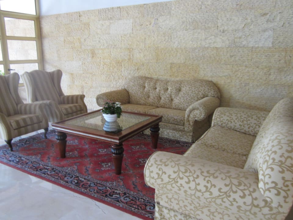 Sitzmöglichkeiten im Eingangsbereich CM Playa del Moro