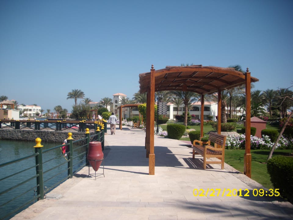 Der Weg zum Strand an der Lagune Pickalbatros Dana Beach Resort - Hurghada