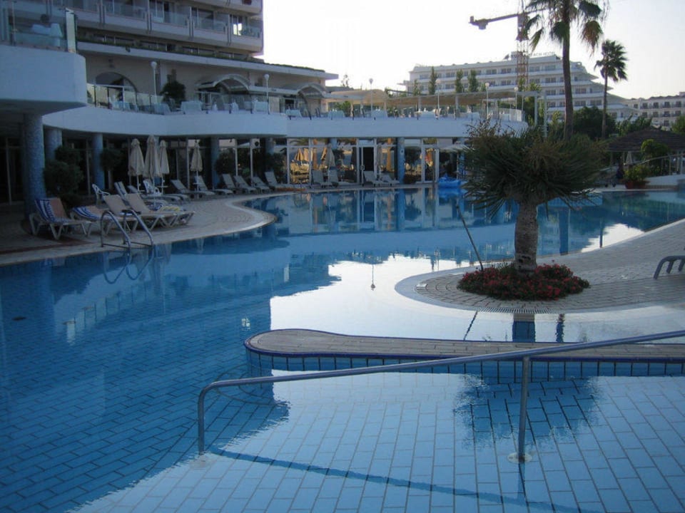 Außenansicht des Hotels, Poolanlage und Restaurant Hotel Sunrise Beach