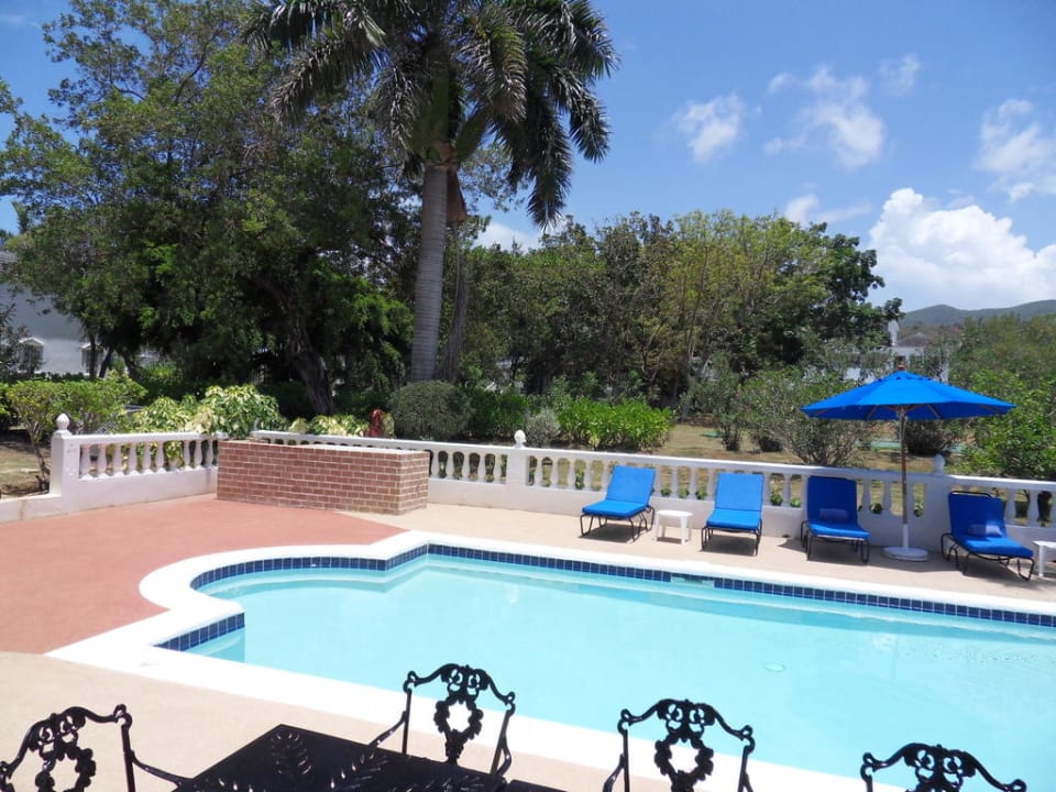 Jede Villa hat einen eigenen Pool Half Moon