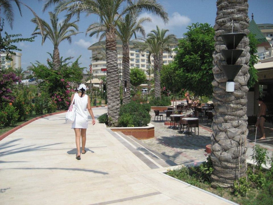 Weg vom Strand zum Pool vorbei an der Beachbar Saphir Resort & Spa
