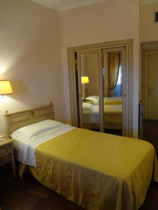 Bett und Kleiderschrank Villa Politi