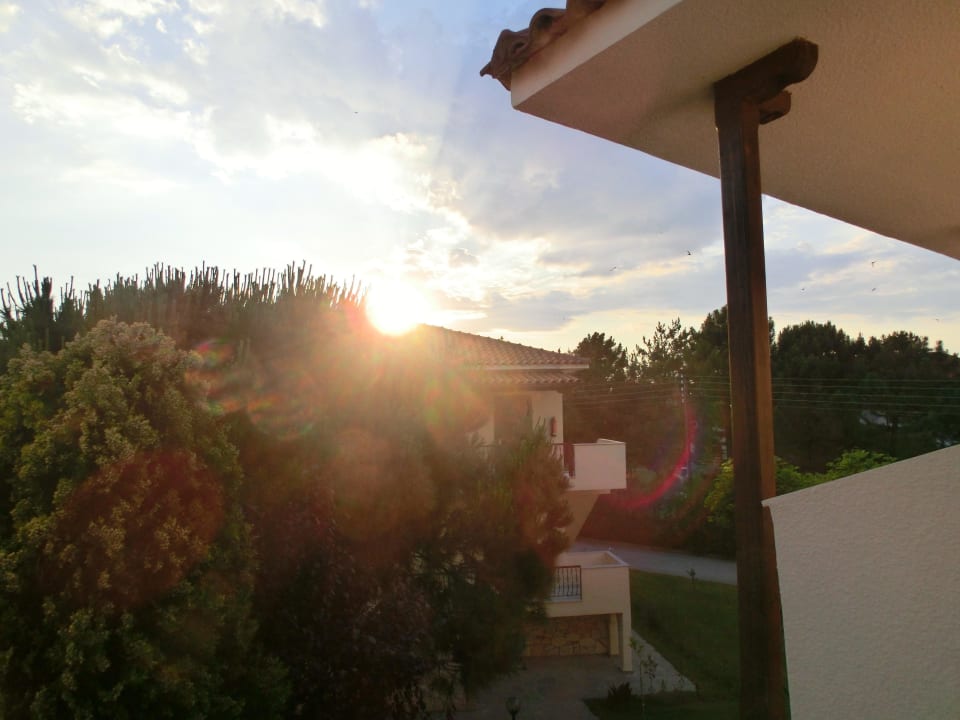 Blick vom Balkon in den Garten Hotel Portes Beach