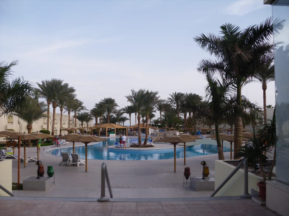 Wir stehen aus Ausgang der Lobby in Richtung Pool  Palm Beach Resort