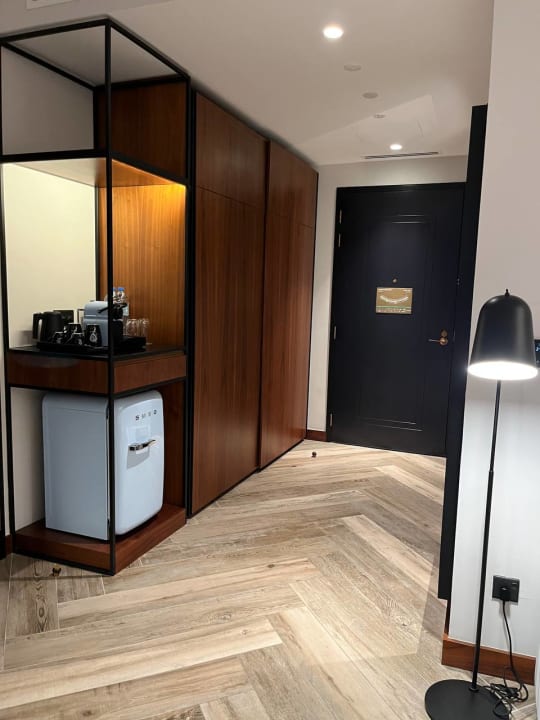 Zimmer The WB Abu Dhabi, Curio Collection By Hilton