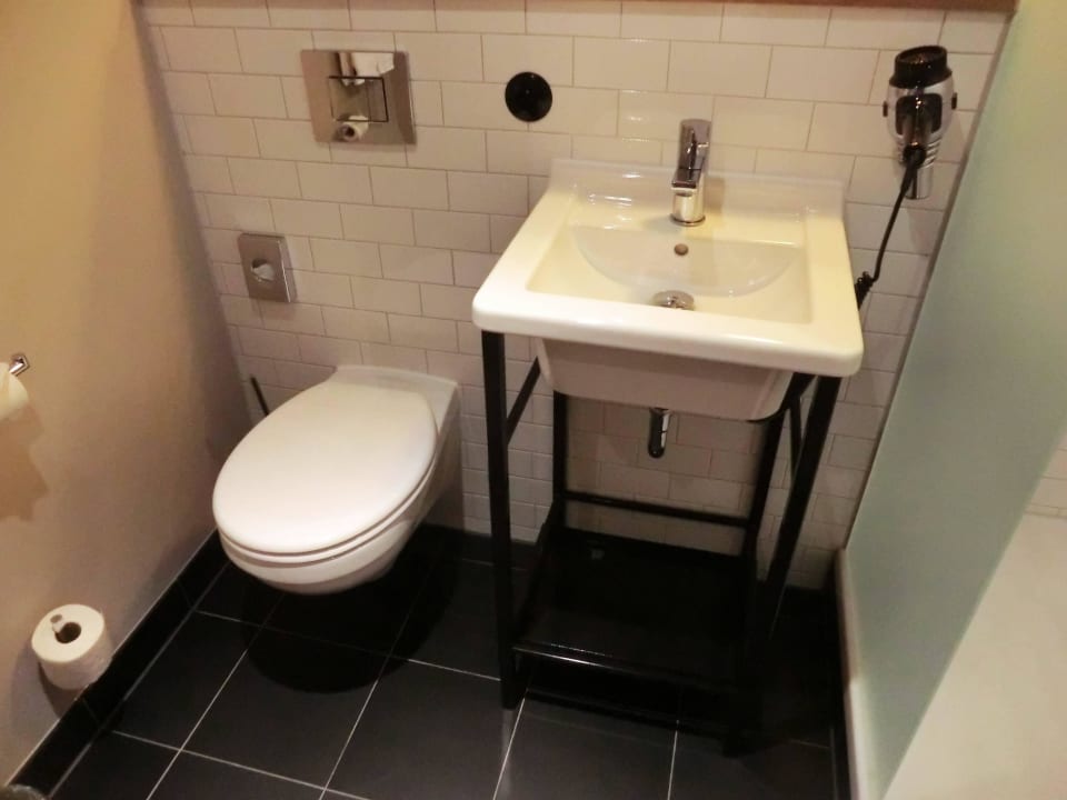 Badezimmer mit Schiebetür pentahotel Liège