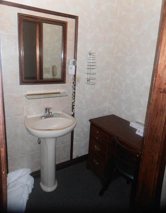 Waschbecken und Spielegel (im Zimmer) Hotel 17