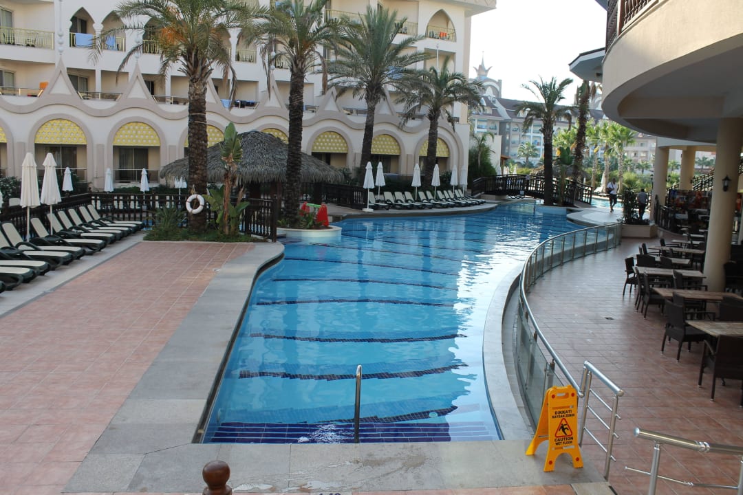 Pool vor Poolbar morgens Well Palace Side