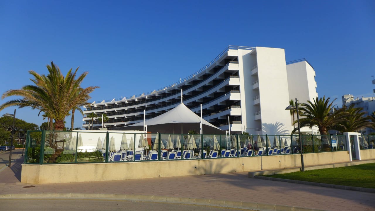 Hotel von der Promenade aus gesehen allsun Hotel Sumba