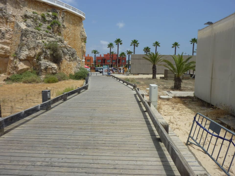 Weg vom Strand zum Hotel NH Marina Portimão Resort