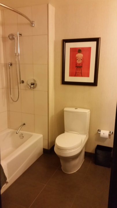Badezimmer mit Wanne theWit Chicago - a DoubleTree by Hilton Hotel