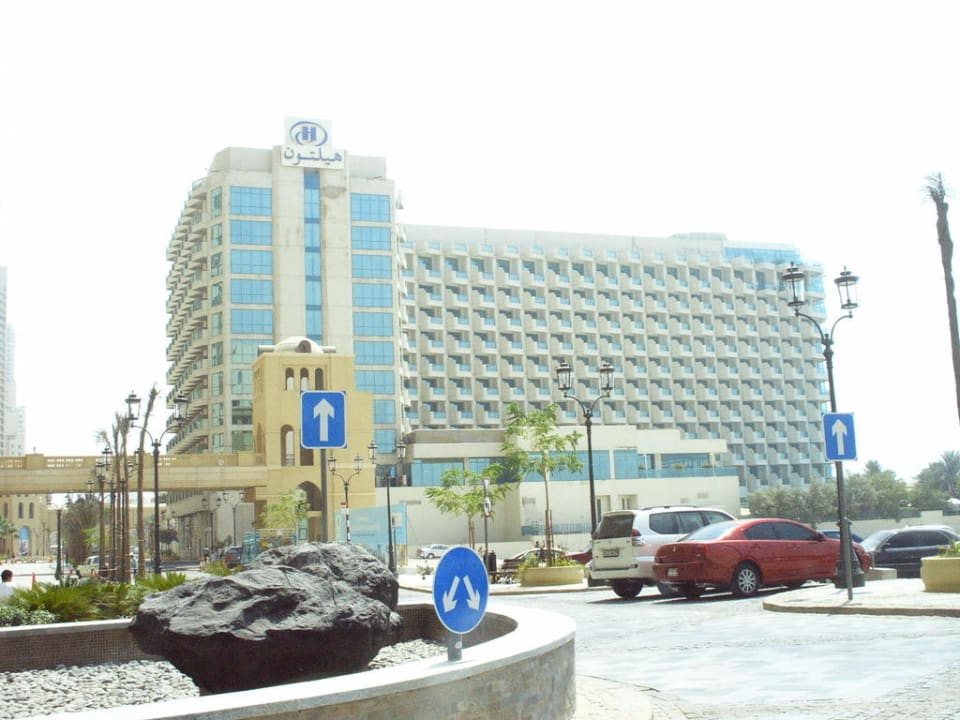 Hotel von der Zufahrt Hilton Dubai Jumeirah