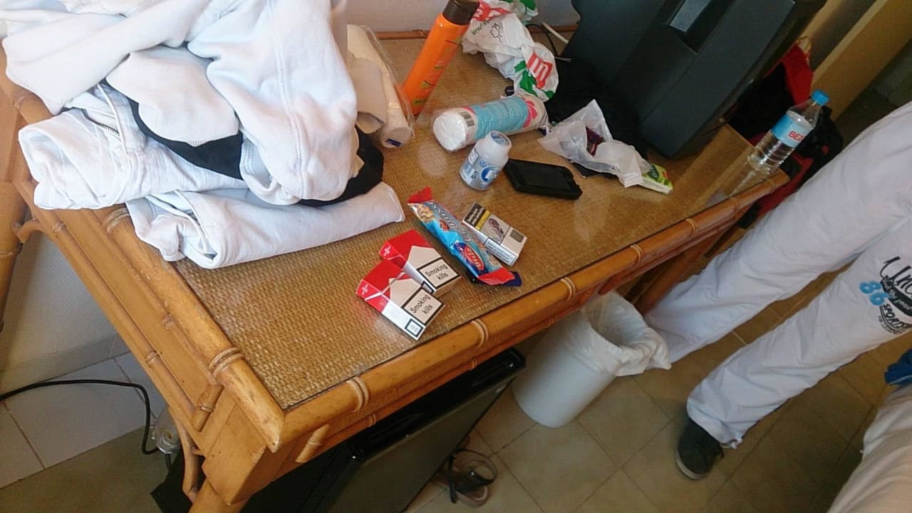 Tisch abgenutzt; Röhrenfernseher Hotel Grand Teguise Playa