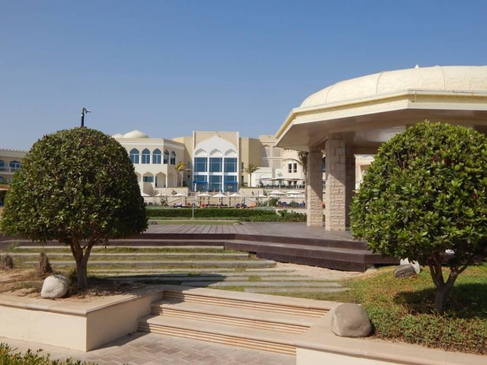 Blick vom Strand Richtung Hotel Wyndham Garden Salalah Mirbat