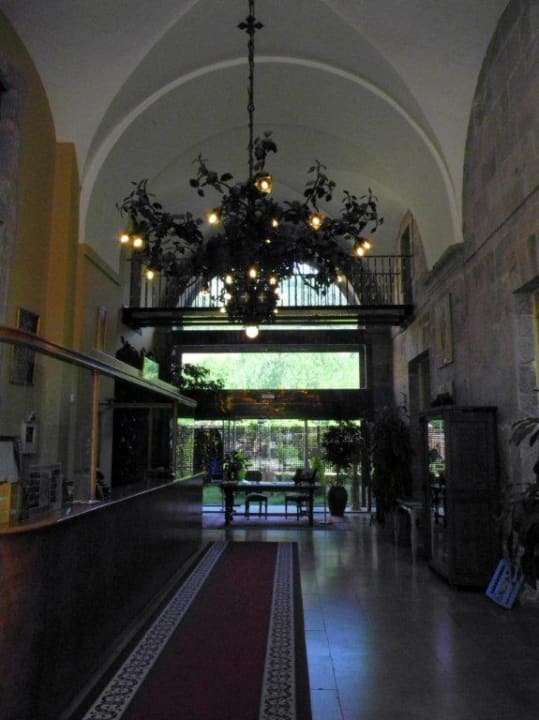 Rezeption auf der linken Seite Hotel Monasterio San Millán