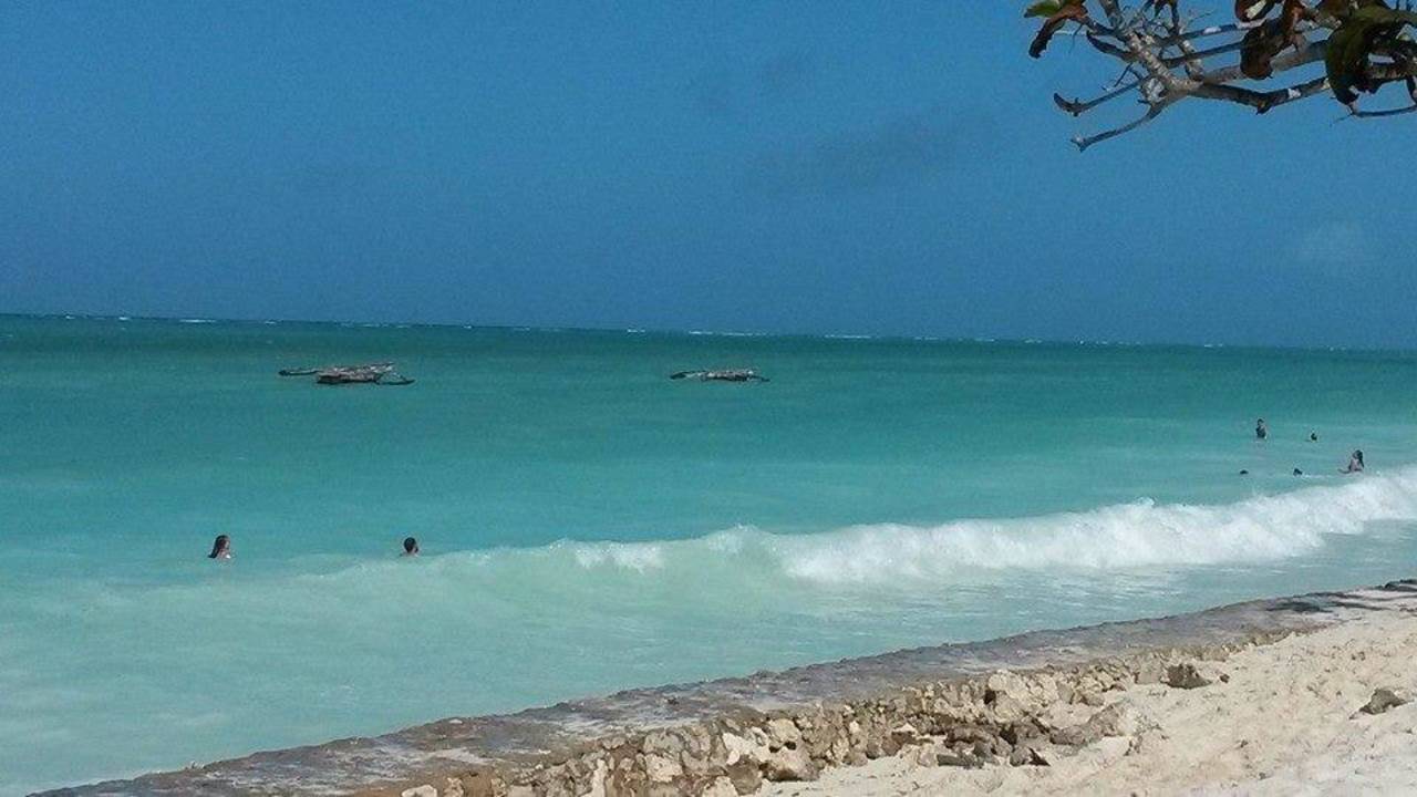 Strand bei Flut Neptune Pwani Beach Resort & Spa