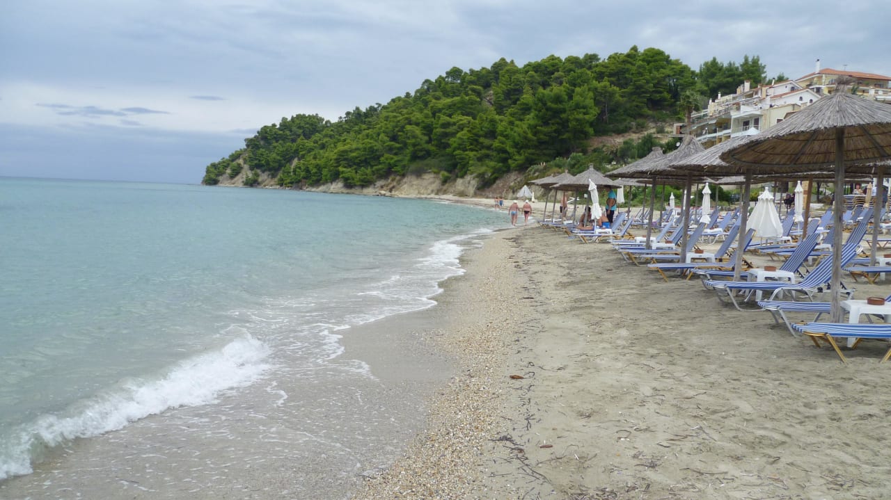 Widok na drugą stronę plaży Iris Hotel