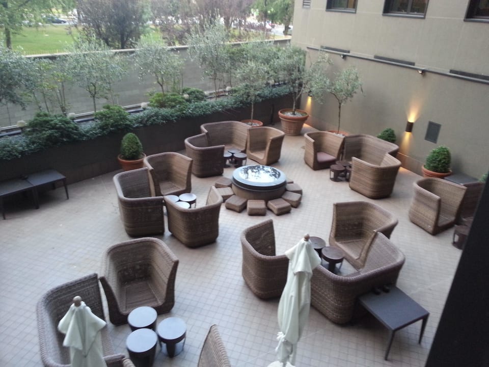 Ausblick auf die Bar im Innenhof Radisson Blu Hotel Milan