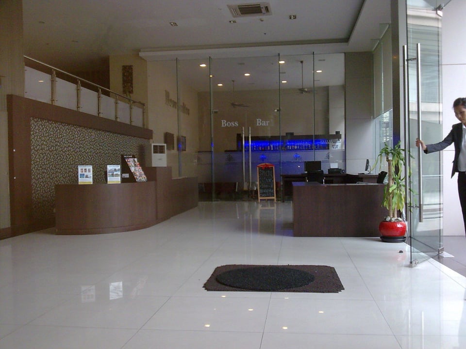 Blick von der Rezeption zum Hoteleingang Hotel Boss Suites