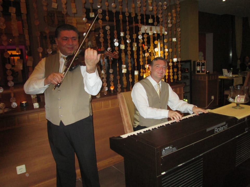 Anyalai Robert Pianist und Geiger Caramell Premium Resort