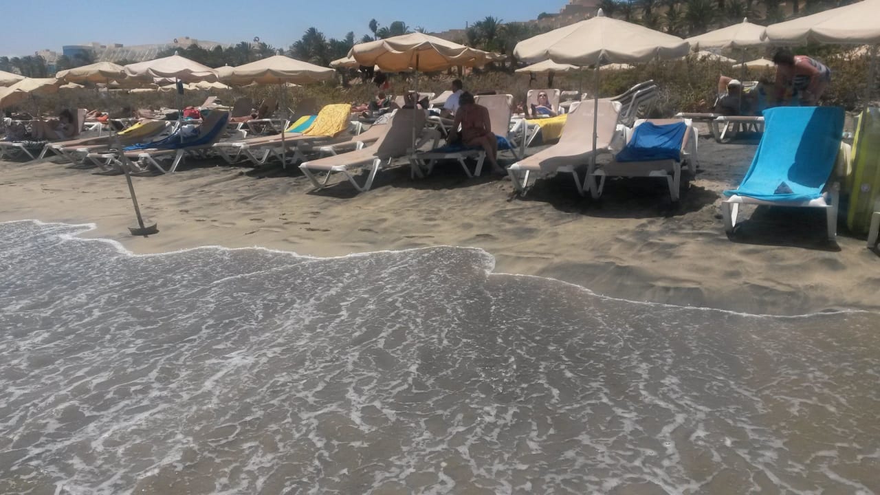 Liegestühle und Sonnenschirme SBH Crystal Beach Hotel & Suites