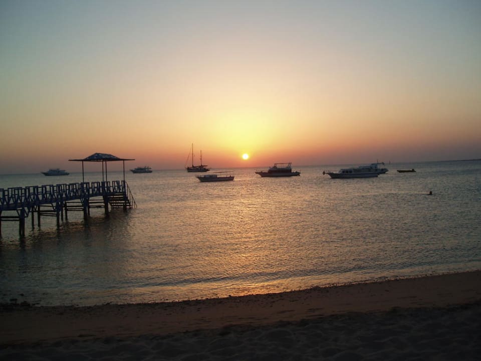 Strand, Steg im Sonnenaufgang Menaville Safaga