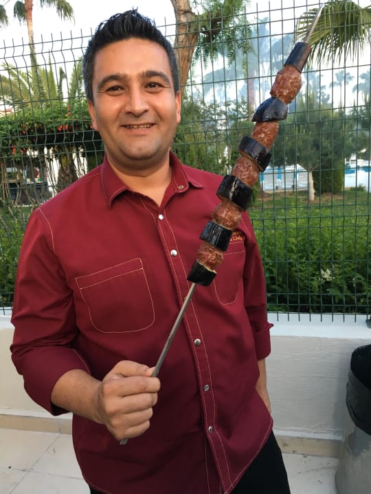 Herr Süleyman (Versorgungsmanager) bei Grillen  Side Sun Hotel