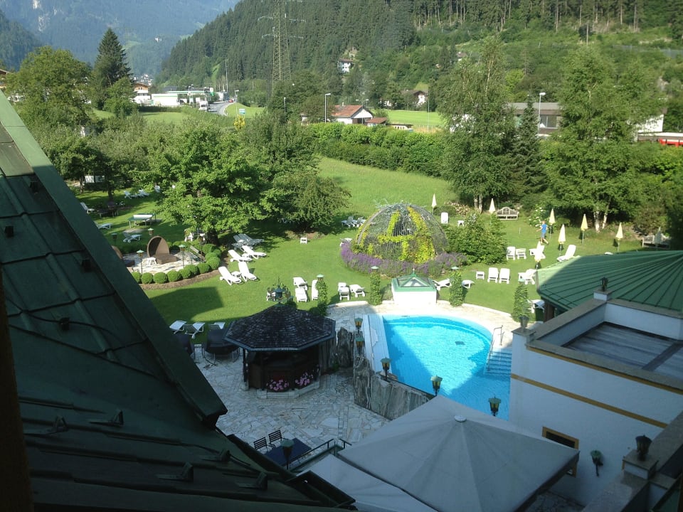 Blick aus dem Lift auf den Garten Neuhaus Zillertal Resort