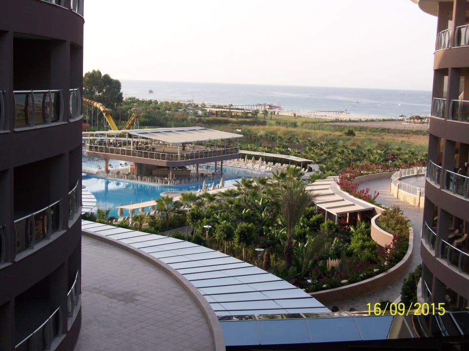 Blick vom Zimmer auf den Pool und das Meer  Sunmelia Beach Resort